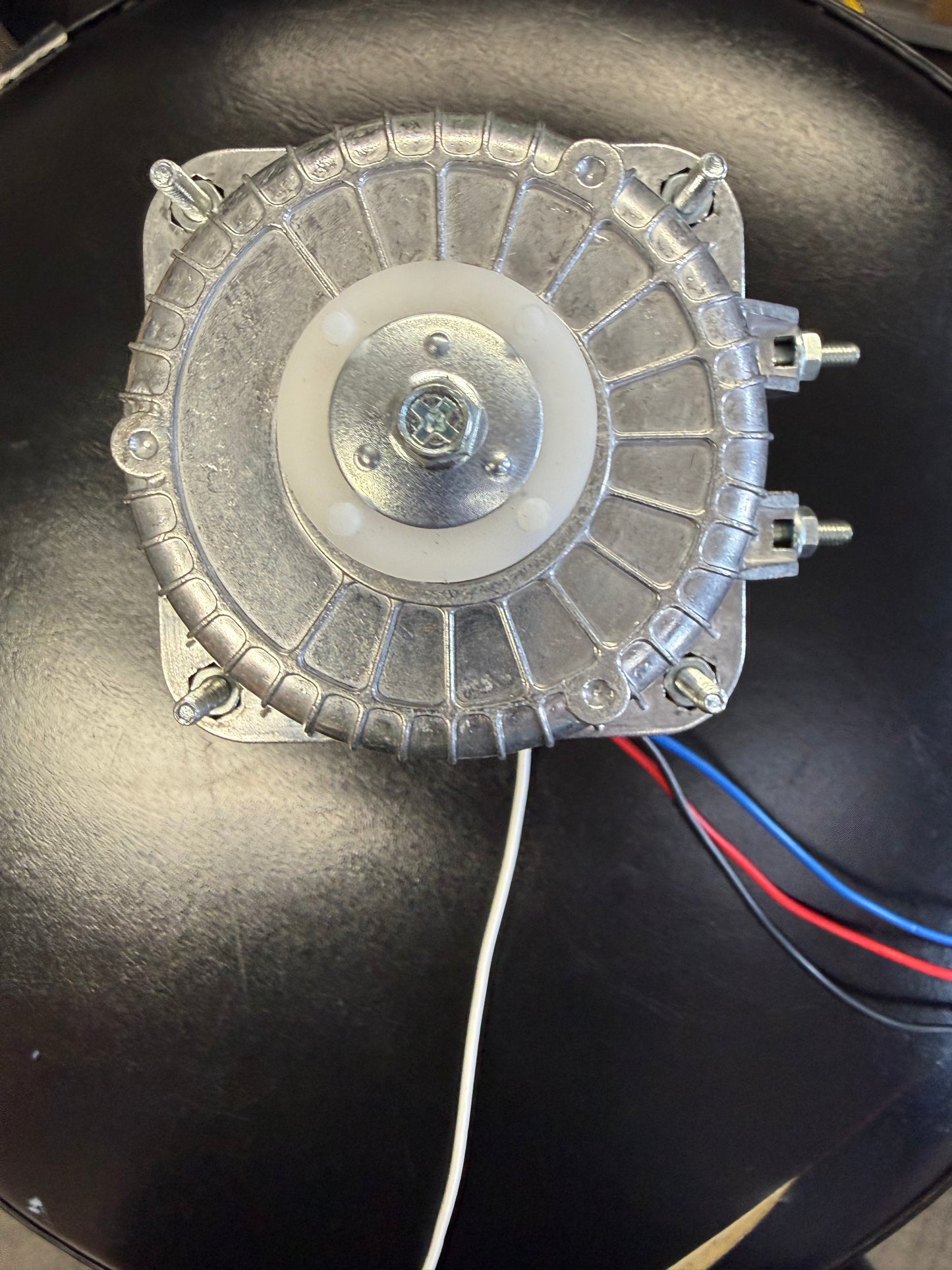 34 Watts Mulit-Voltage Pole Shaded Motor 110/220V